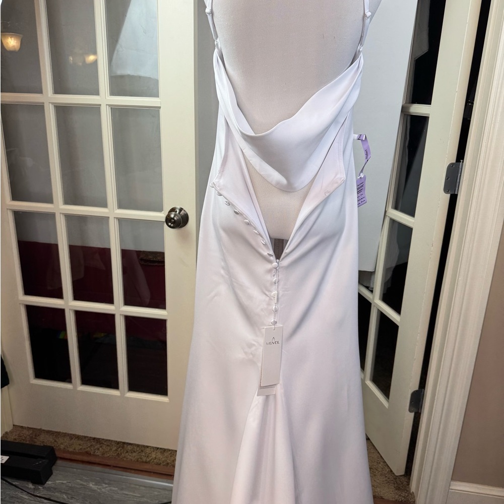 Elegant White V-Neck Mermaid Wedding Dress - Picture 11 of 16
